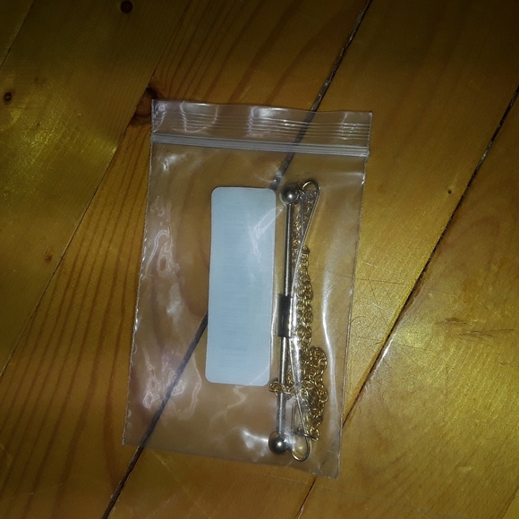 Gold Bar Collar Clip with Layered Chain - Picture 4 of 4